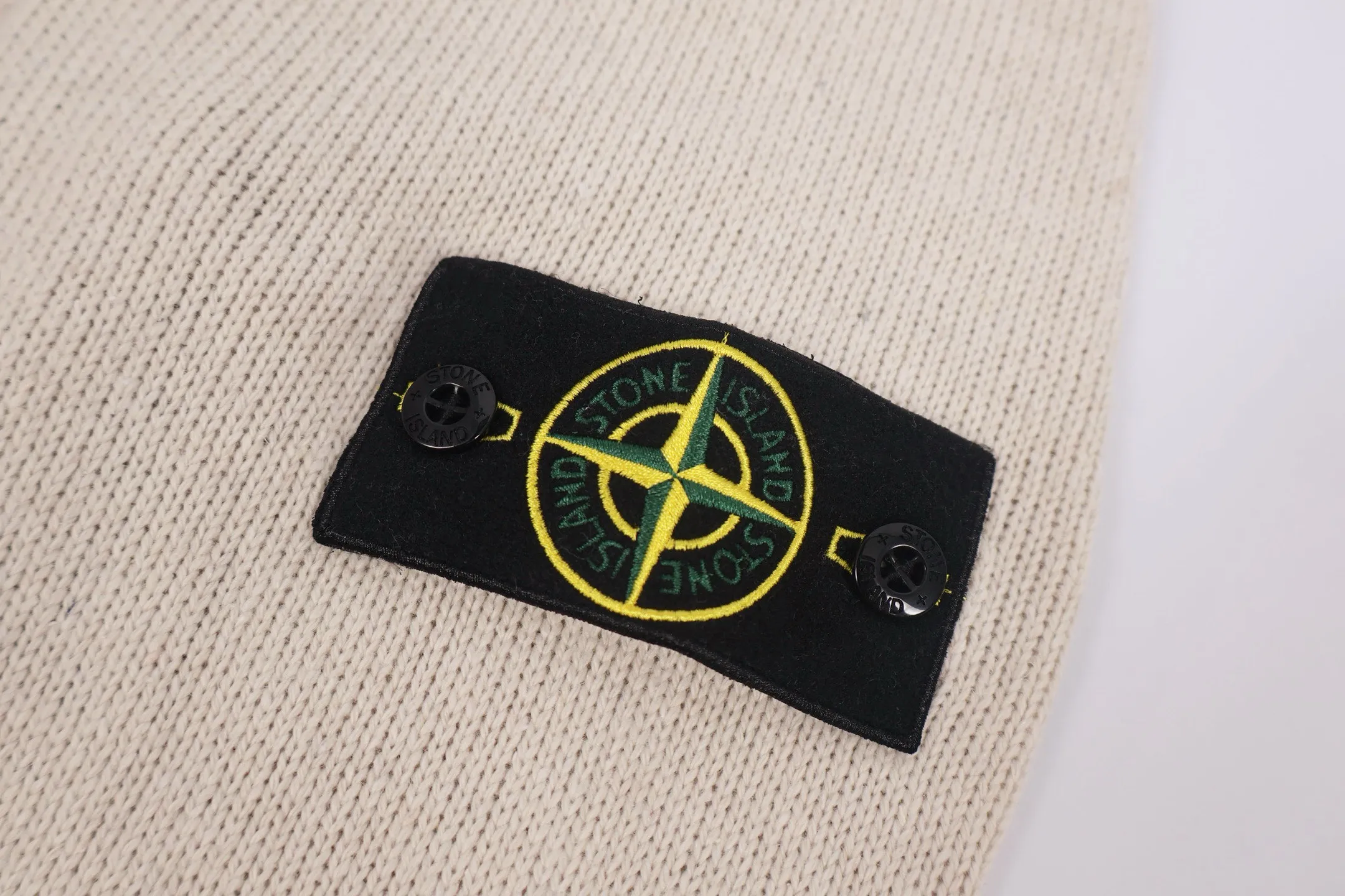P450 [Exclusive supply] Stone island compass crew neck sweater (khaki). The original version was purchased for 2,488 and developed. The fabric is made of 80% sheep wool yarn blended with 20% nylon. The overall comfort is more skin-friendly than the original version. The YB upper body is particularly tight. We adjusted the overall feel and skin-friendly feeling based on the original wool yarn quality. It is more comfortable and breathable than the ZP upper body. There is no difference in stripes compared to the original version, and it can be done to achieve a full grade. Supports random detection of wool content to ensure that every piece customers get is of high quality. It also needs to be taken to the tatting factory for secondary processing. The Stone Island armband has straight and delicate overall wiring, comfortable and soft fabrics, and consistent colors with no color difference. It can be matched with the same style to create a fashionable look and control various occasions. Customized accessories, complete with three labels, the same style for men and women. Size:S-M-L-XL